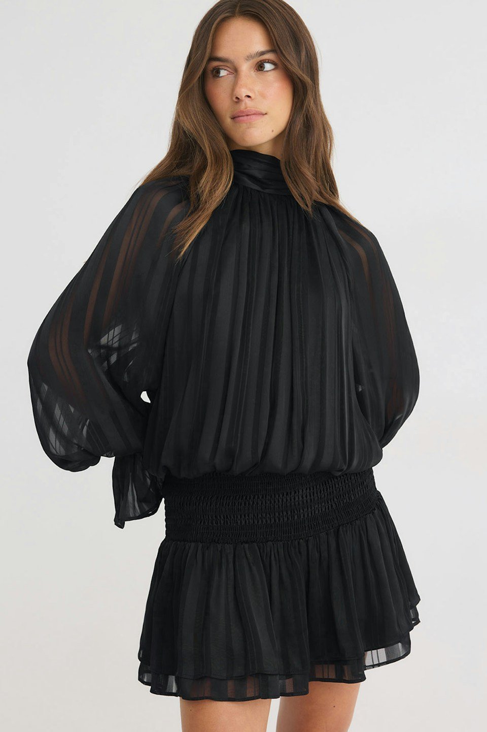 Robe courte à manches longues col haut