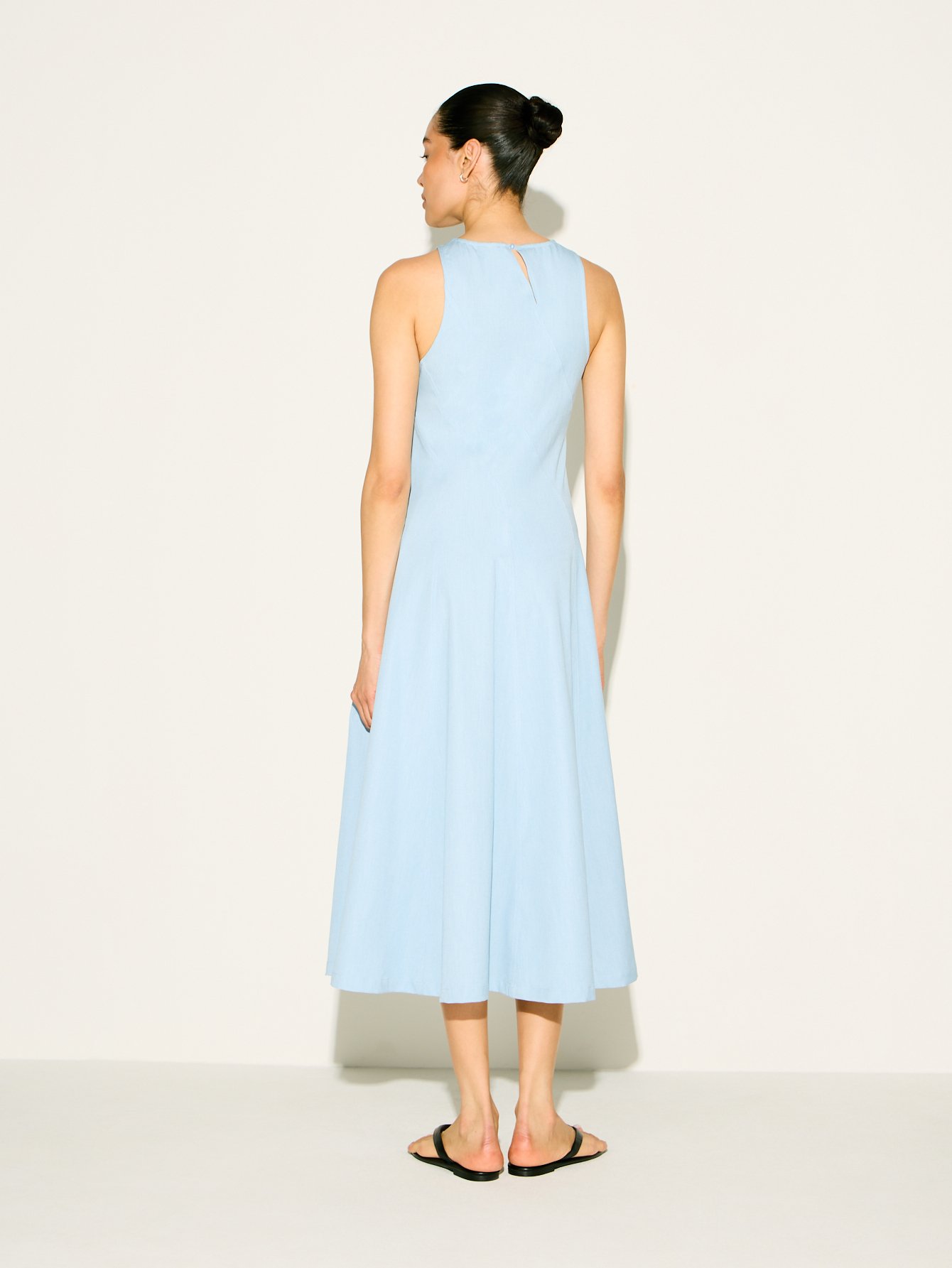 Robe Mi-Longue Sans Manches Bleu Clair Avec Col Montant Et Silhouette Évasée