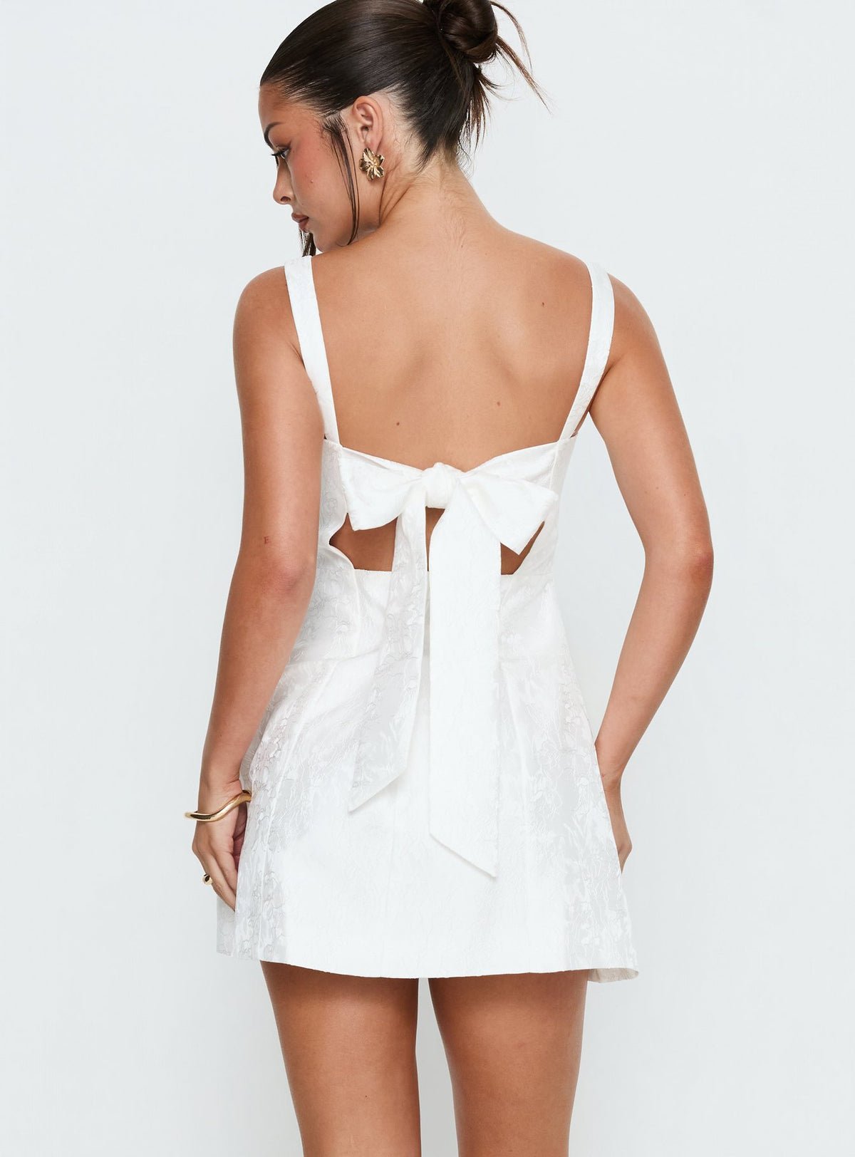 Robe courte col carré nœud au dos