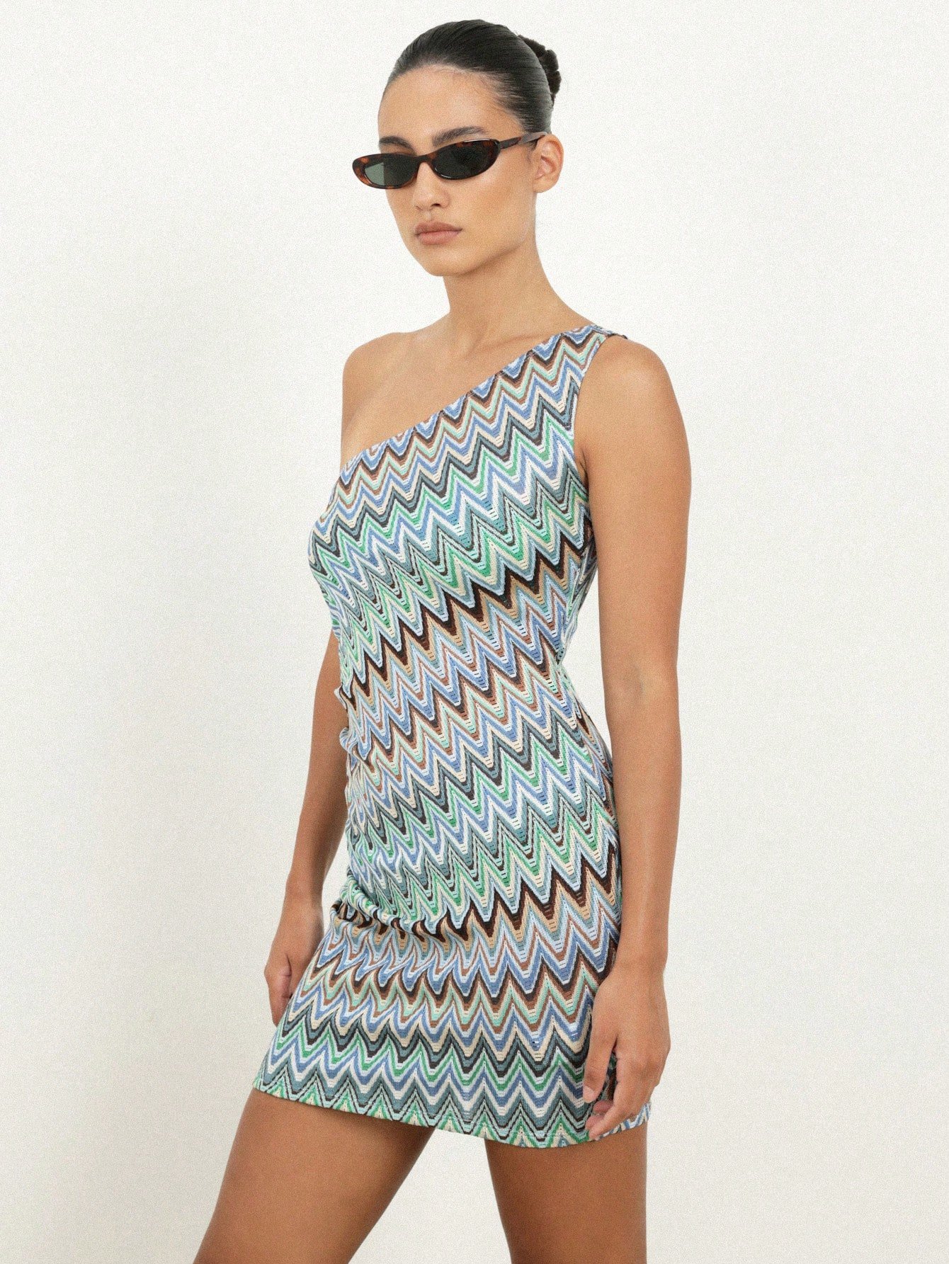 Robe mini moulante d'été à une épaule