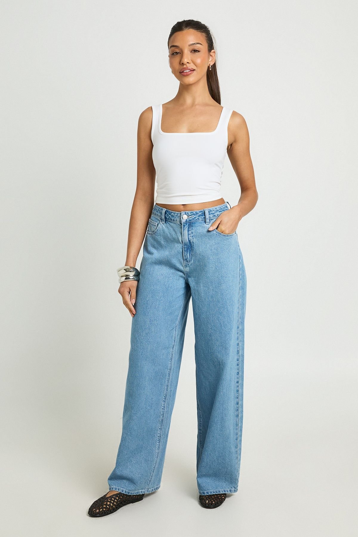 Jean à taille mi-haute, coupe ample et jambes larges