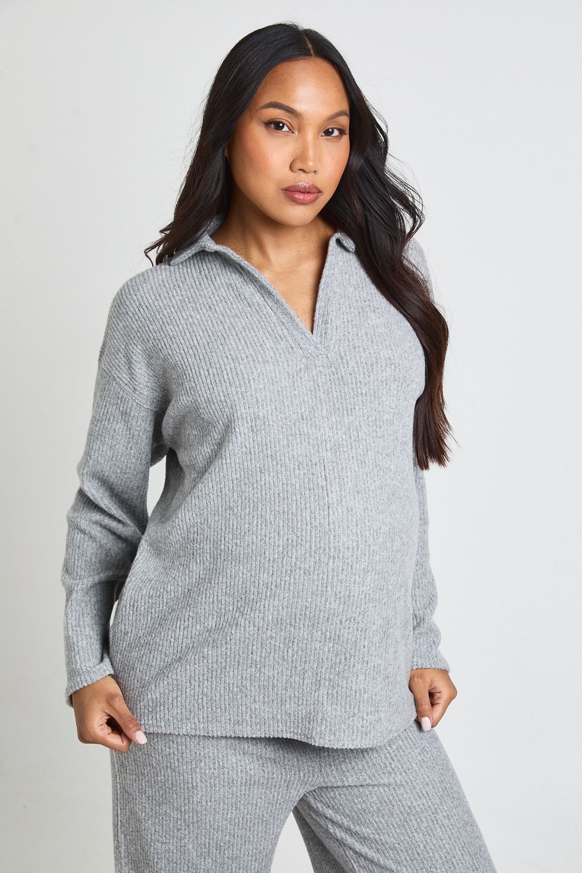 Ensemble De Détente Maternité Côtelé Doux Avec Haut À Col Et Pantalon