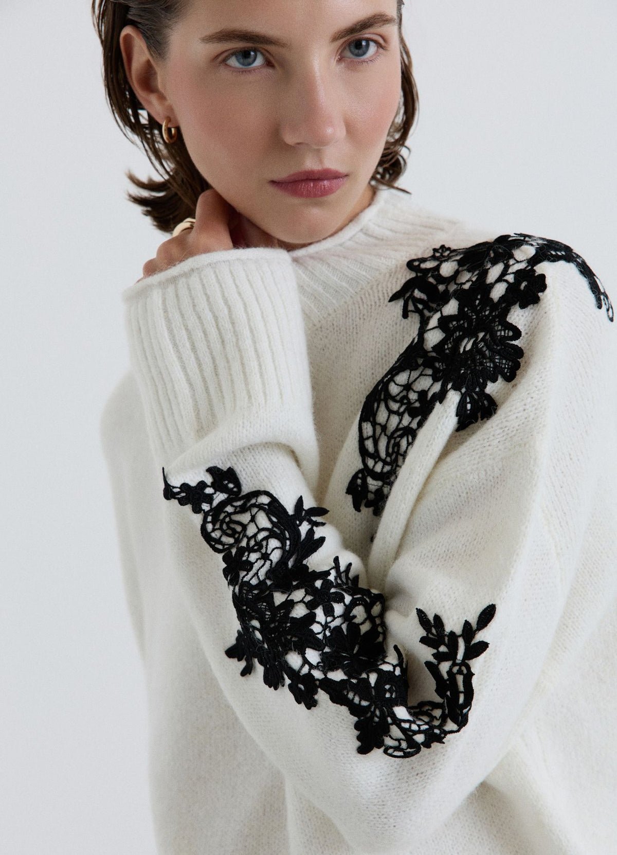 Pull à applications de dentelle contrastée