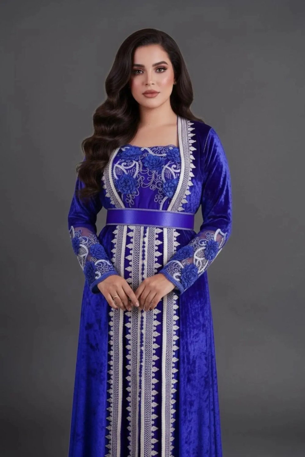 تكشيطة من المخمل والدانتيل بلون أزرق ملكي