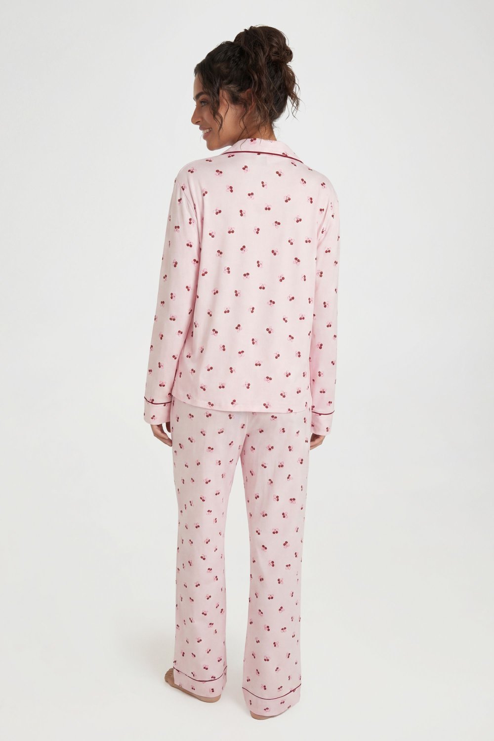 Pyjama haut et pantalon à cerises à passepoil