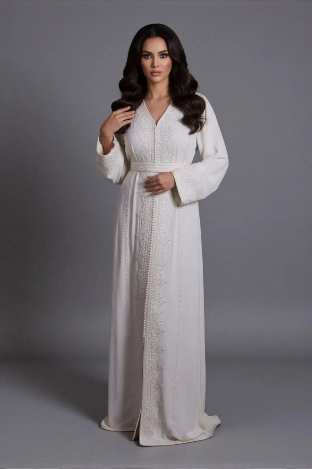 Caftan en crêpe blanc perlé à la main