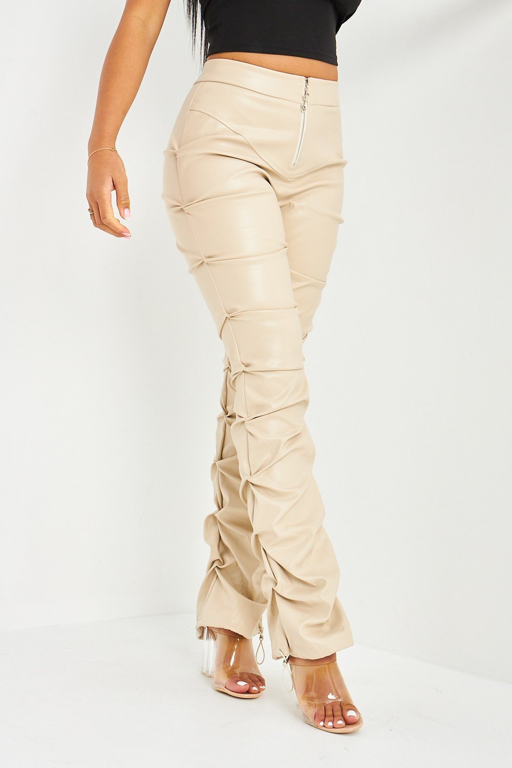 Pantalon évasé froncé en simili cuir ivoire