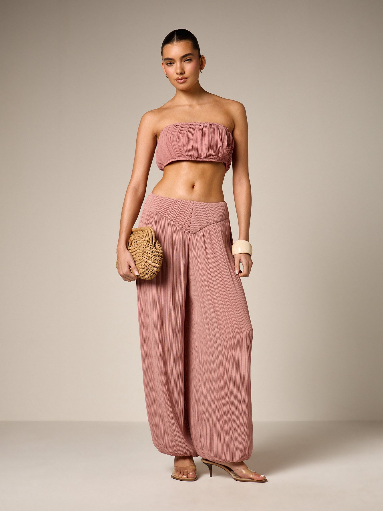 Ensemble Coordonné Avec Top Court Bandeau Plissé Et Pantalon Large Palazzo. Tenue D'été