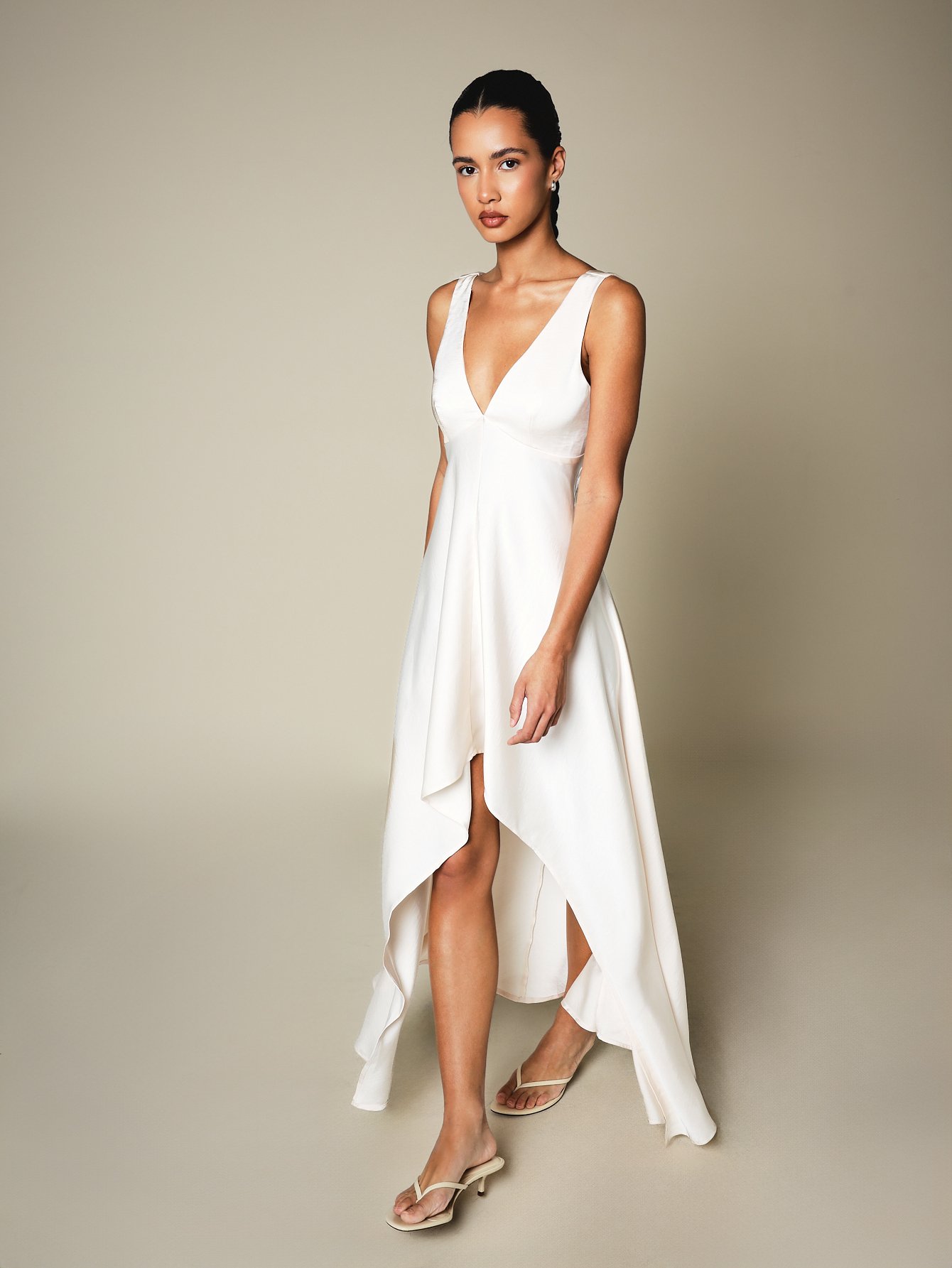 Robe De Soirée Élégante En Satin À Ourlet Asymétrique Avec Décolleté En V Profond
