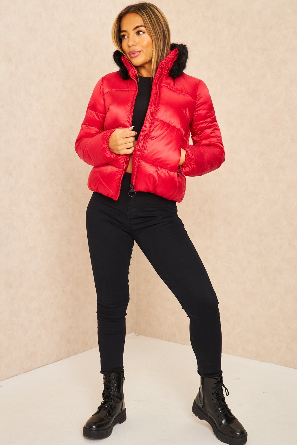 Doudoune courte en fausse fourrure rouge et noir