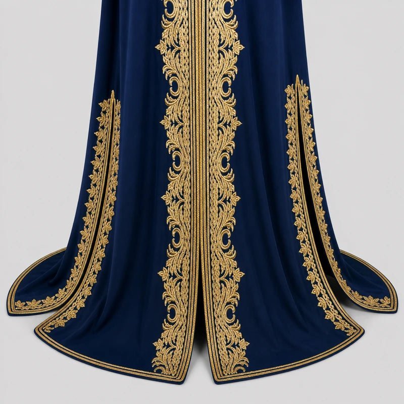 Caftan en crêpe de soie bleu marine brodé doré