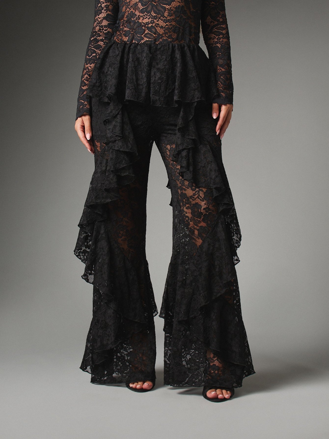 Pantalon évasé en dentelle transparente avec volants
