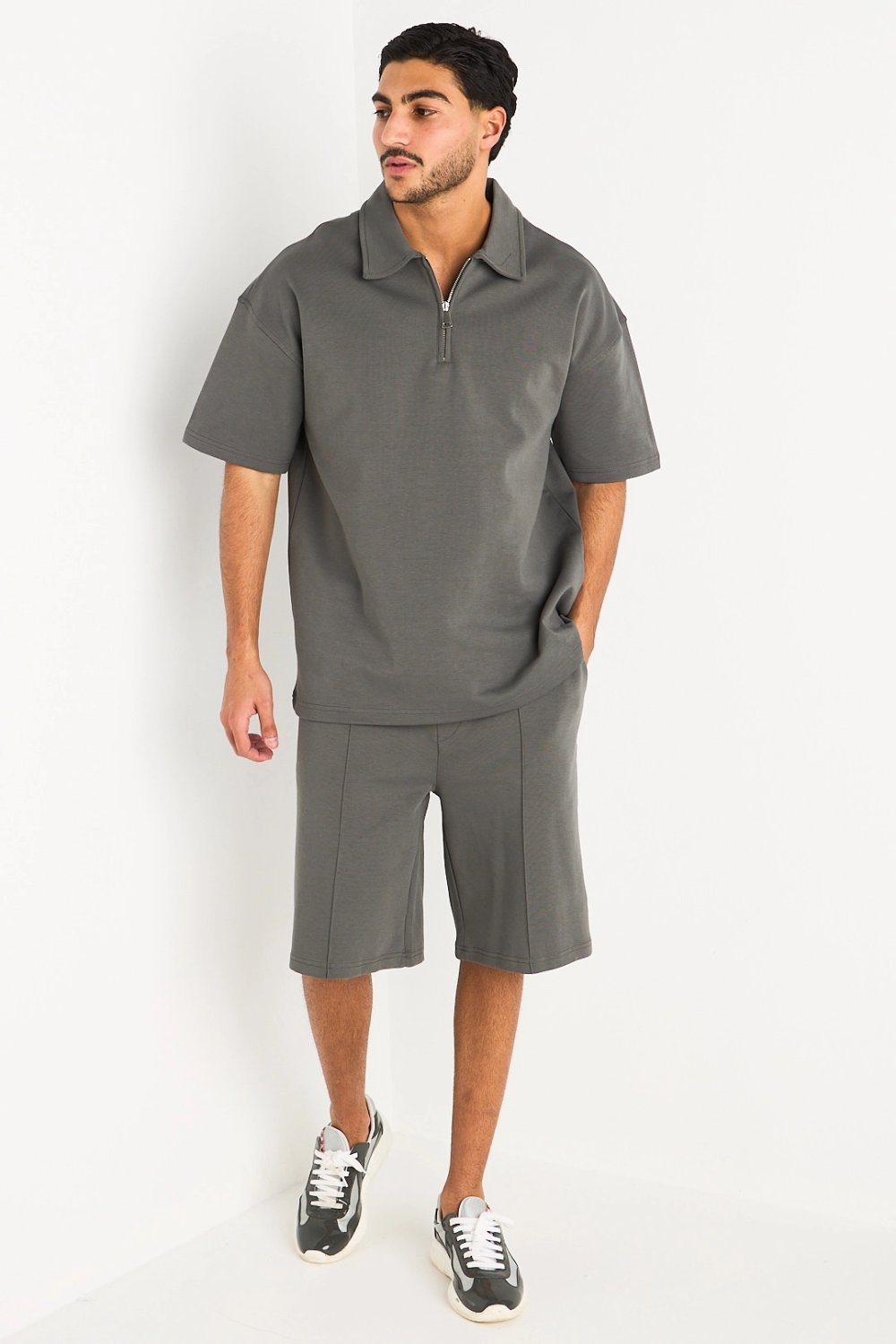 Ensemble t-shirt zippé et short anthracite