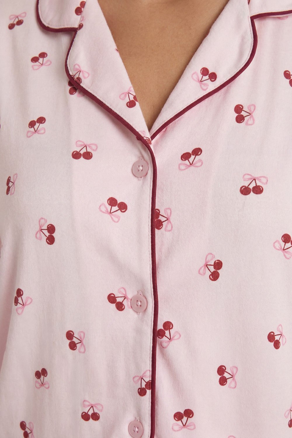 Pyjama haut et pantalon à cerises à passepoil