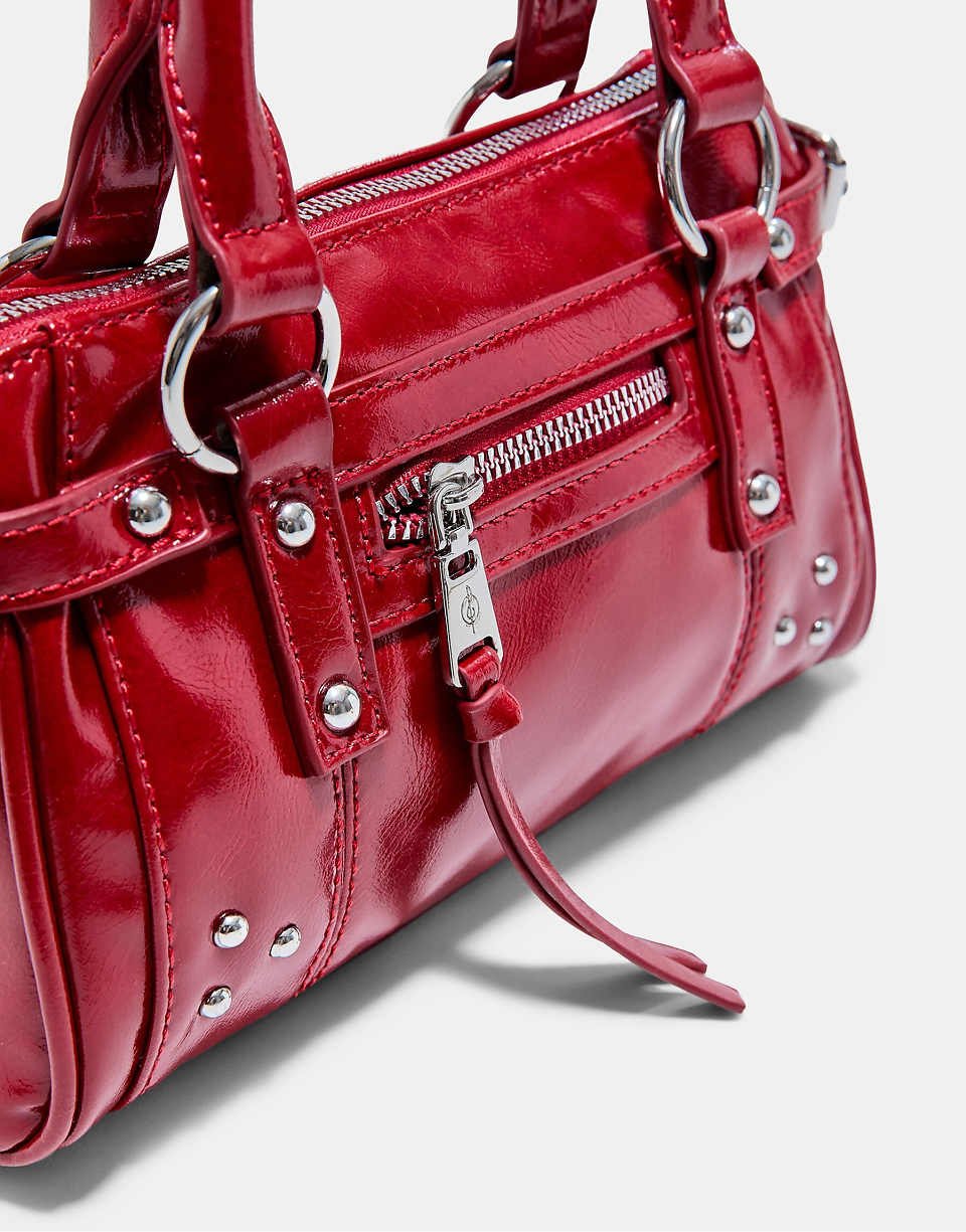 Sac bandoulière avec poche et clous en rouge