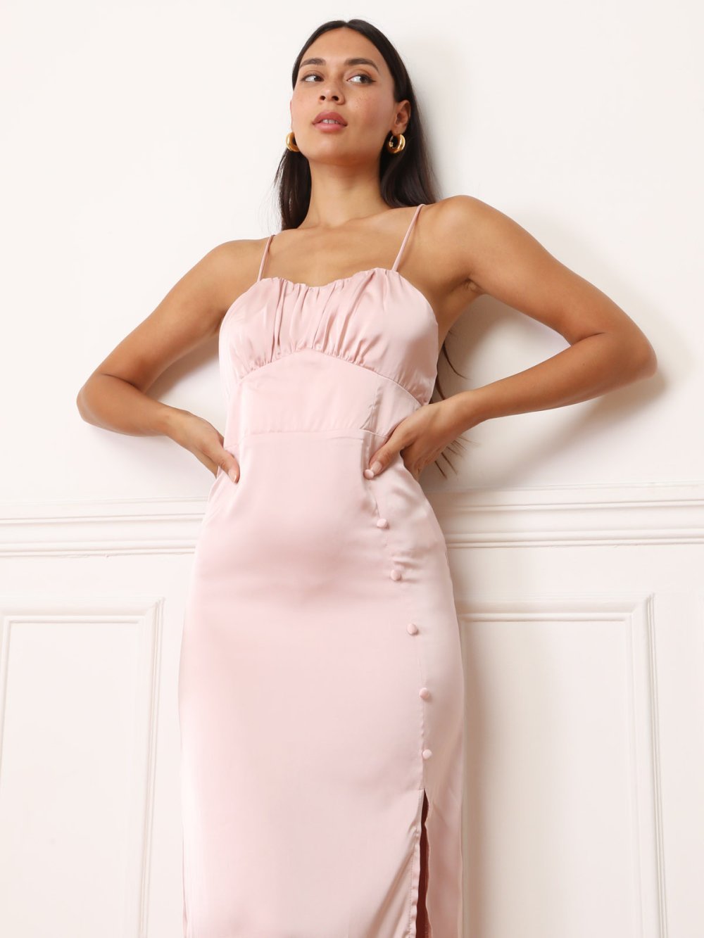 Robe mi-longue satinée fendue à boutons rose