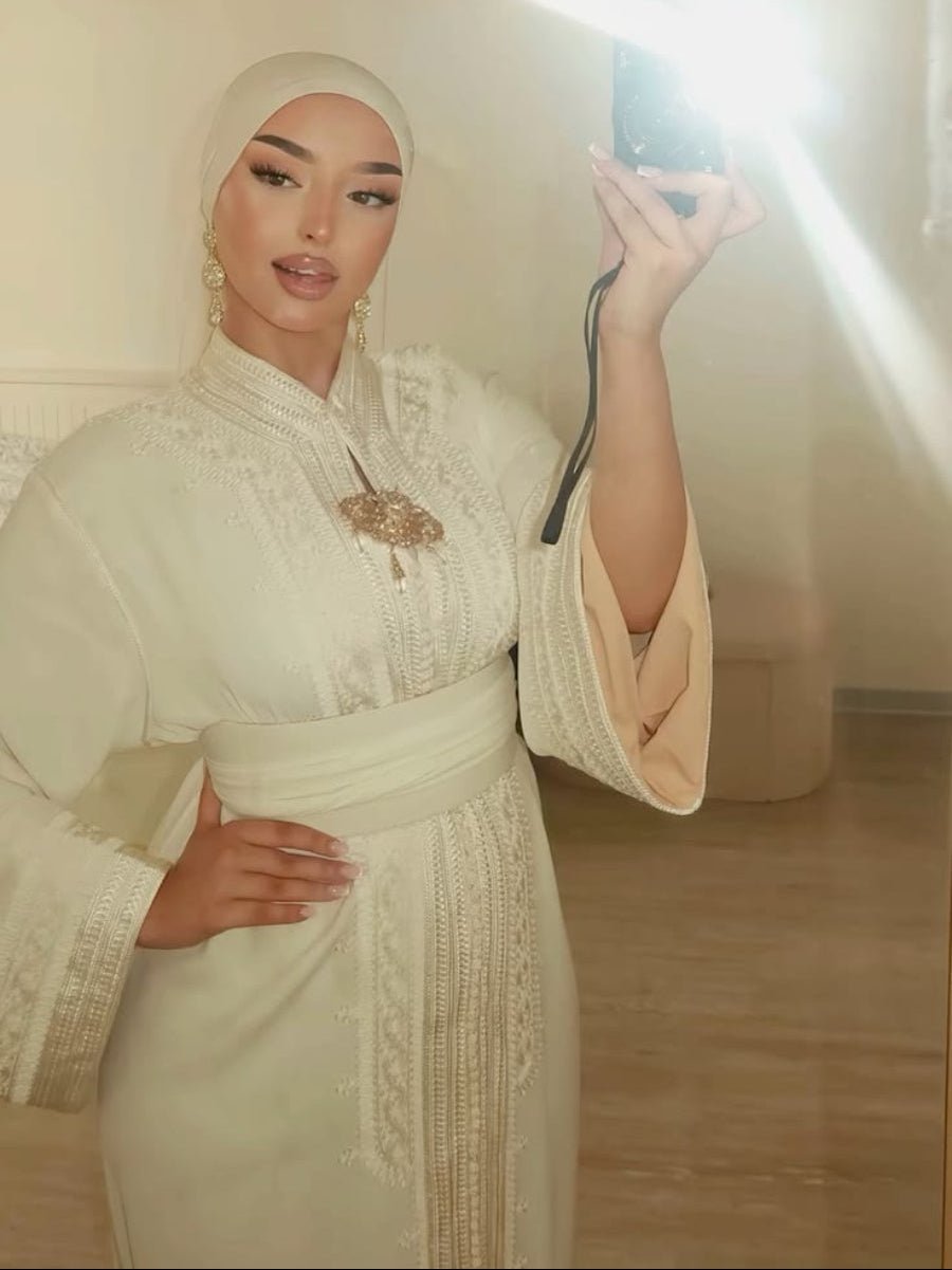 Caftan blanc à encolure travaillée en crêpe