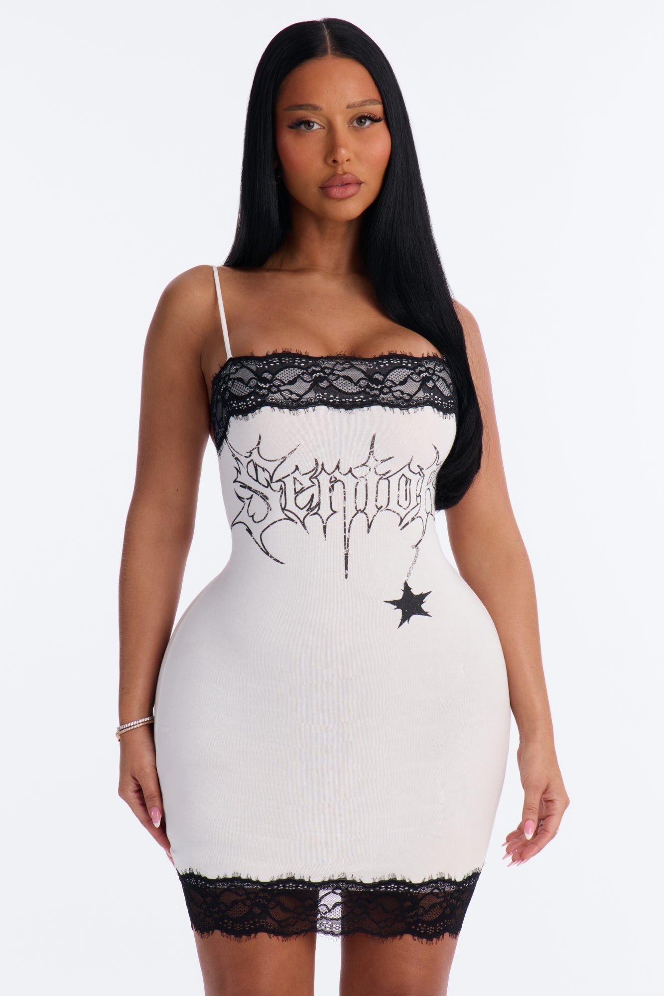 Robe courte en coton à bordure en dentelle