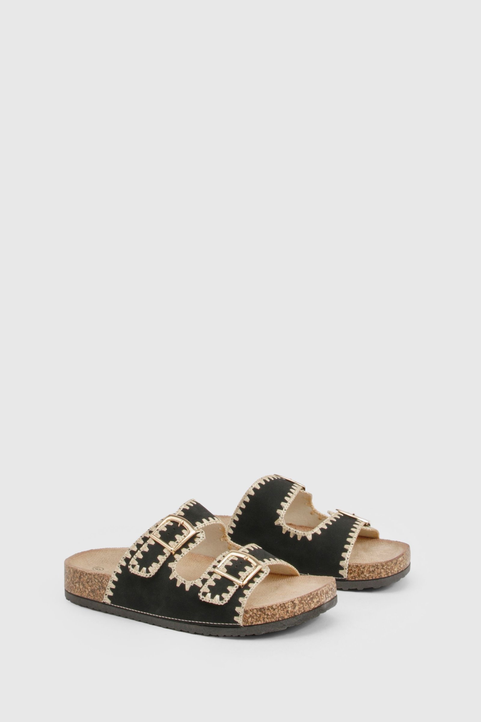 Claquettes à double boucle et surpiqûres