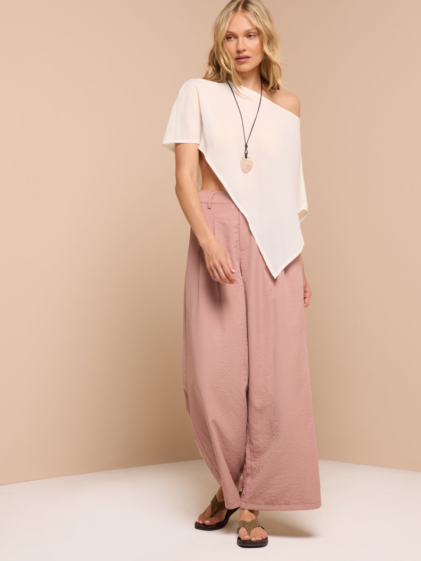 Pantalon À Jambes Larges Plissées Et Taille Haute Avec Silhouette Longue