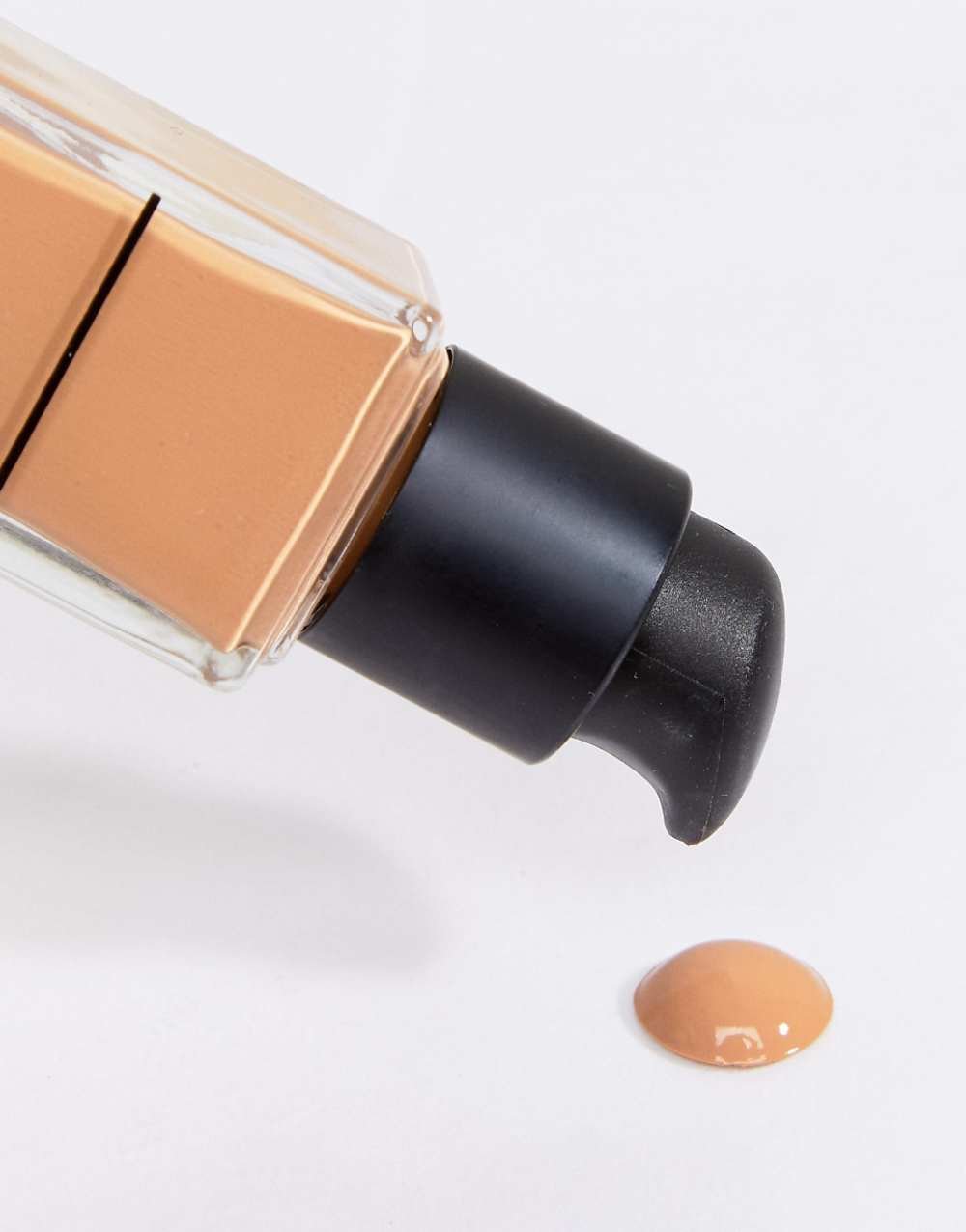 كريم أساس طويل الثبات Natural Radiant