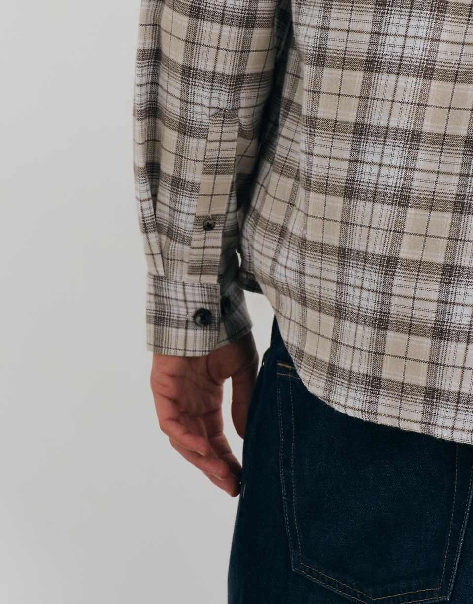 قميص واسع بمربعات كريمي وبني كاكي