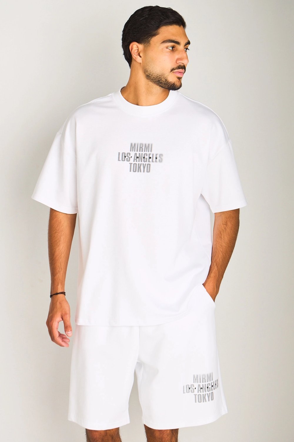 Ensemble t-shirt w short b smiyat lmdon byed