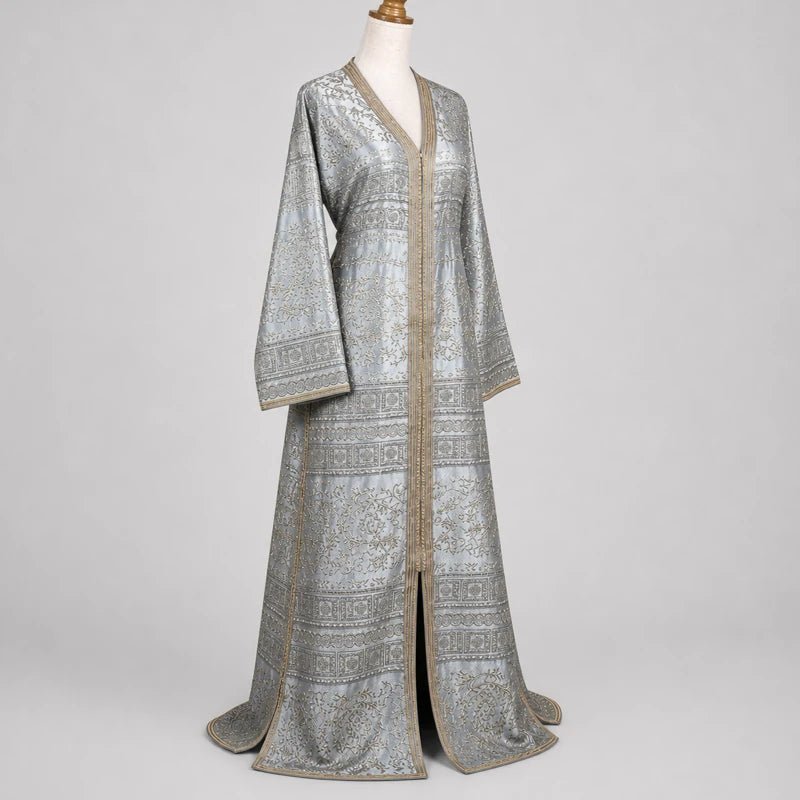 Caftan en brocart gris argenté à sfifa dorée