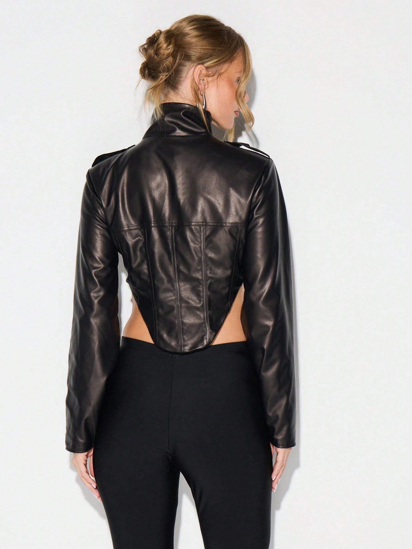 Veste De Moto  Extrêmement Plongée Et Raccourcie Avec Col Montant Et Fermeture Éclair