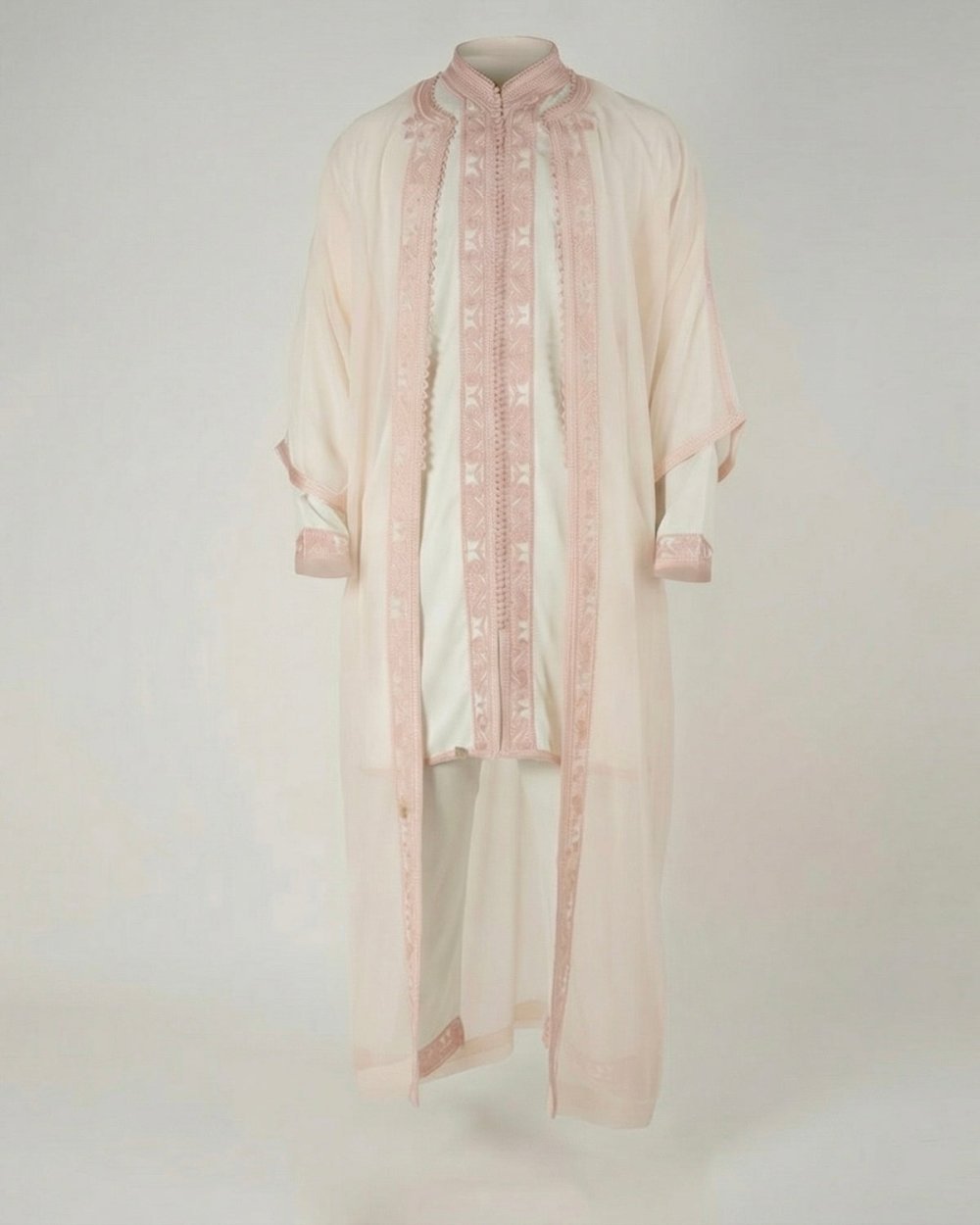 Jabador rose w byed m3a cape