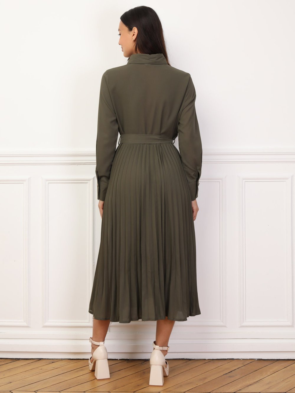 Robe chemise plissée ceinturée kaki