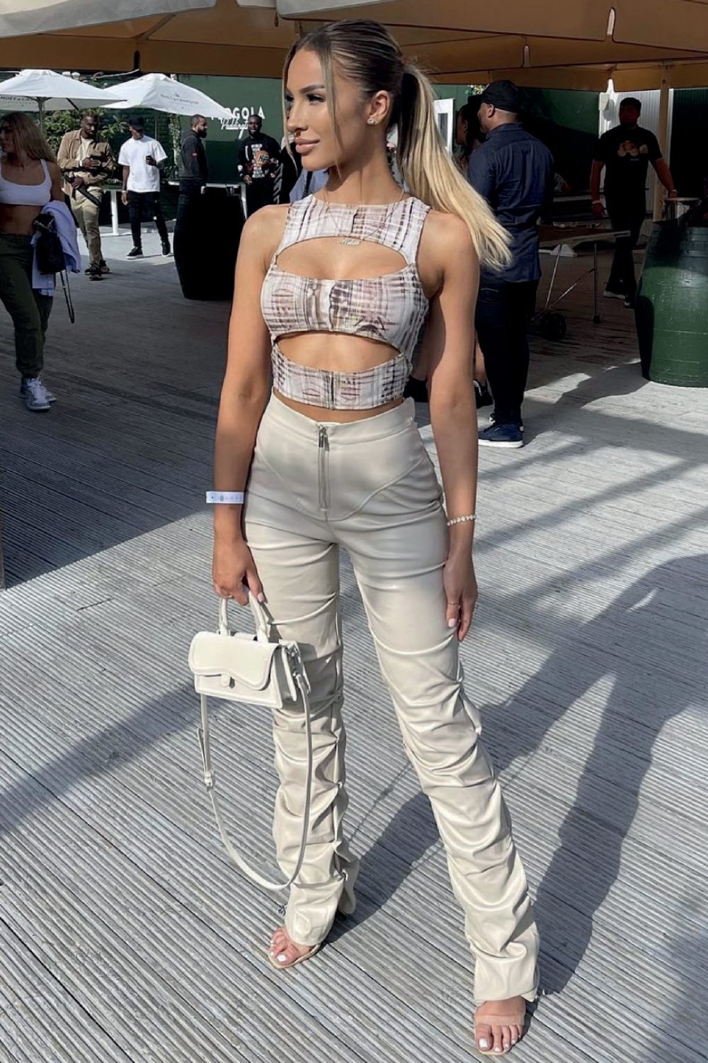 سروال واسع مكشكش من الجلد الصناعي عاجي