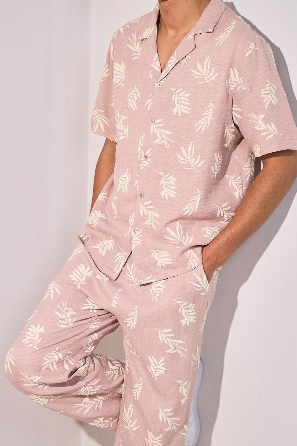 Ensemble chemise et pantalon imprimé feuilles rose