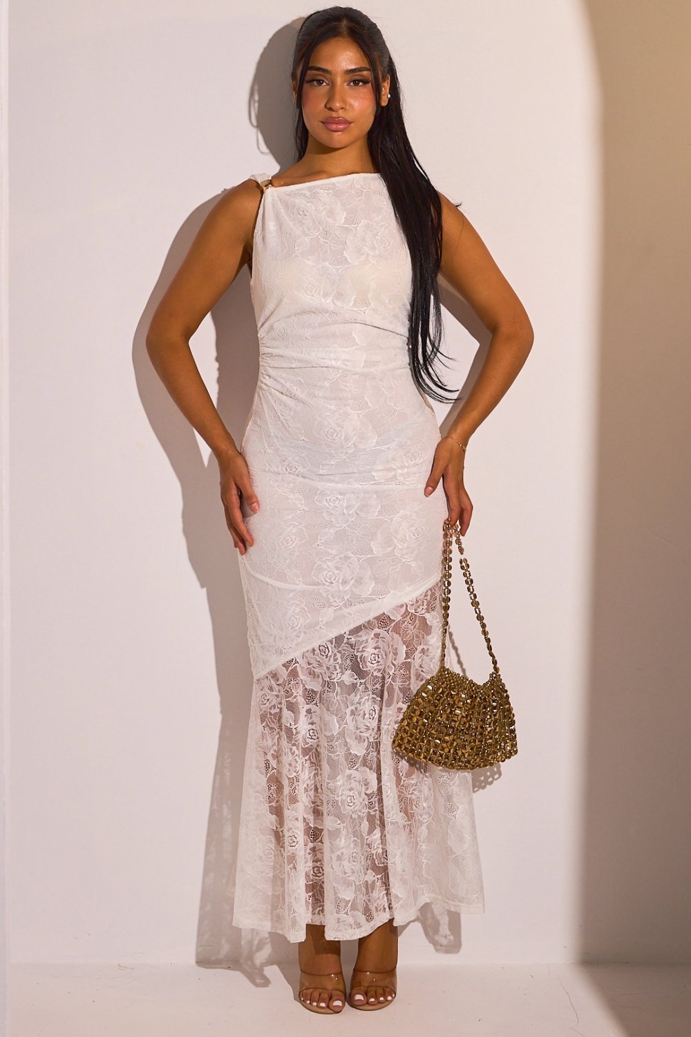 Robe longue en dentelle florale avec broche blanche