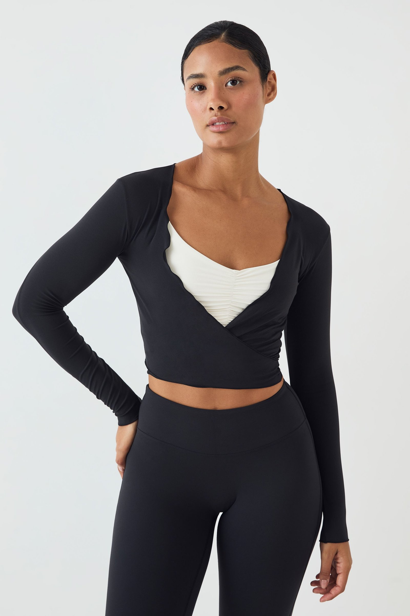 Top de sport cache-cœur à bords ondulés - Noir