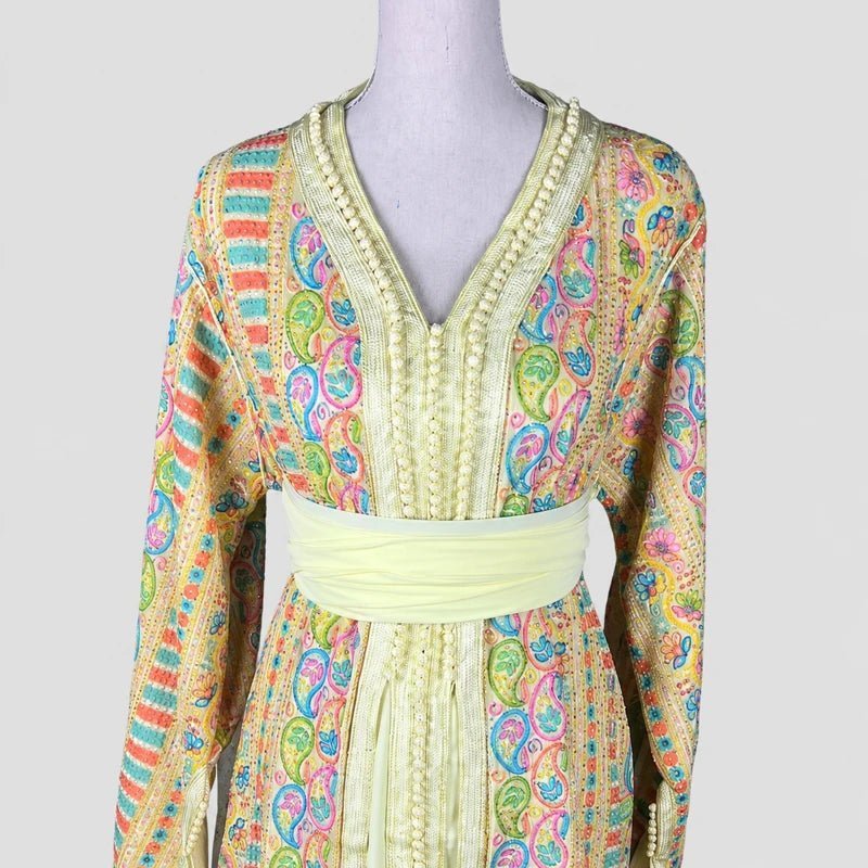 Takchita en sari jaune pastel à motifs