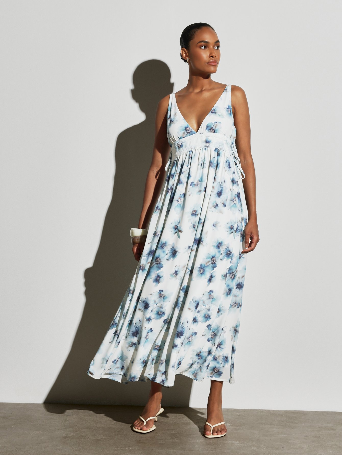 Robe Blanche Et Bleue À Fleurs