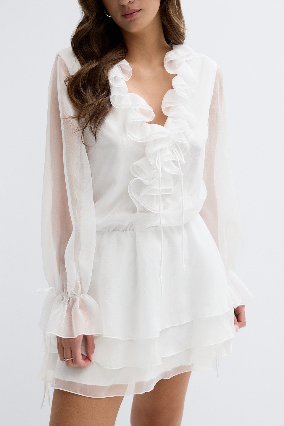 Robe courte à manches longues et volants
