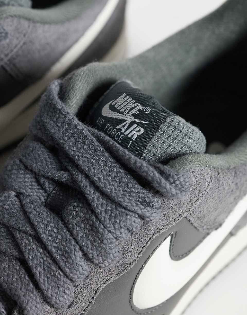 Air Force 1 '07 LV8 trainers in grey and white