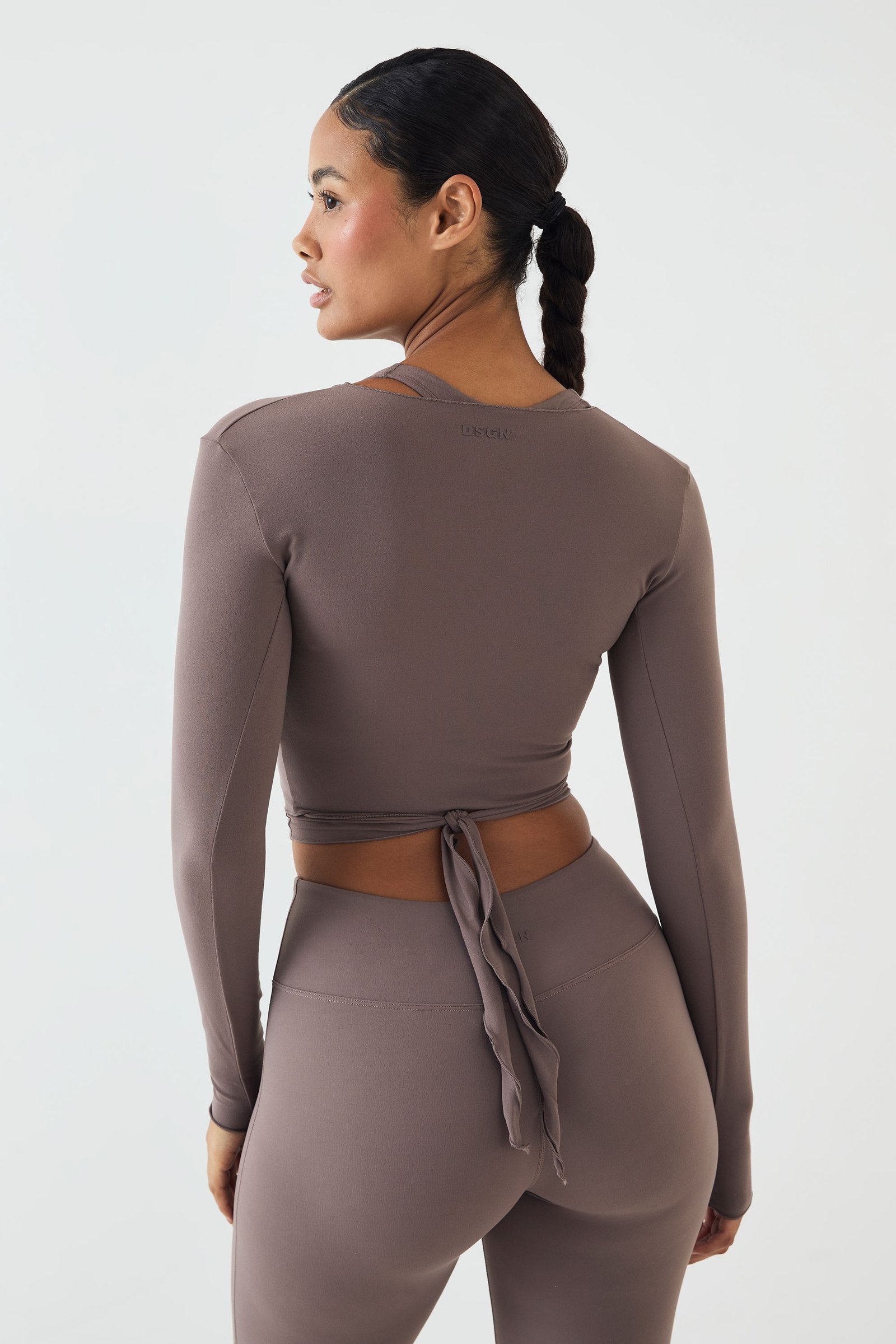 Top de sport enveloppant à bords ondulés