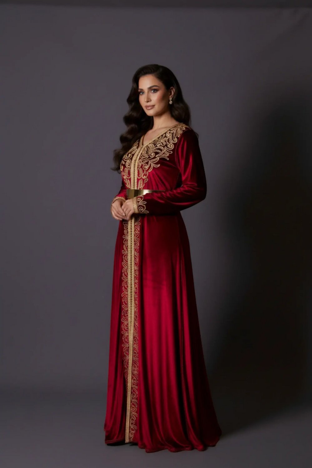 Caftan en velours bordeaux brodé or