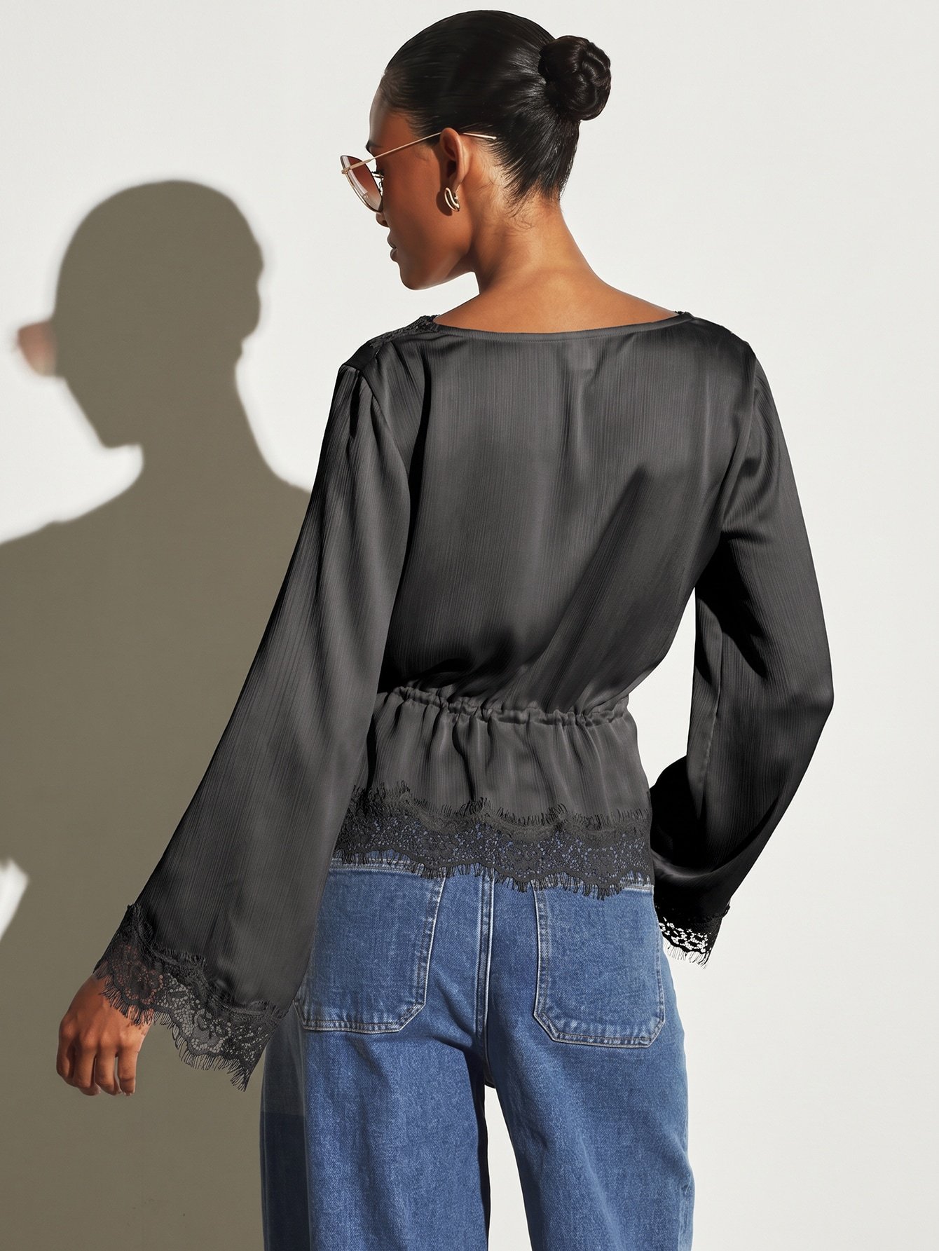 Blouse en satin avec bordure en dentelle