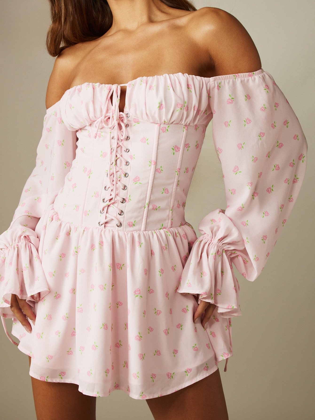 Robe qsira corset b ktaf 3aryin w kmam cloche mwerda