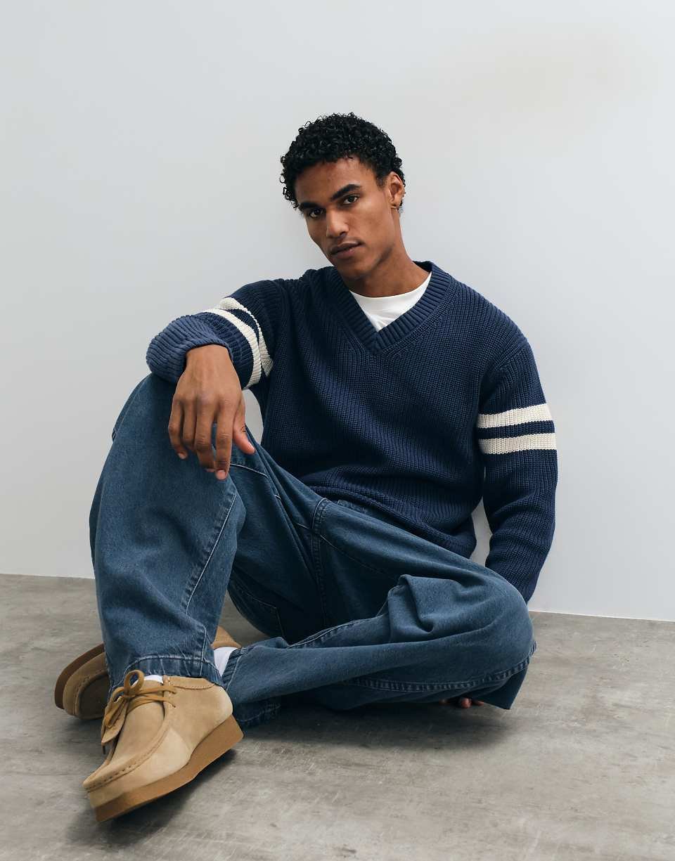 Pull col V en maille à rayures bleu marine et blanches