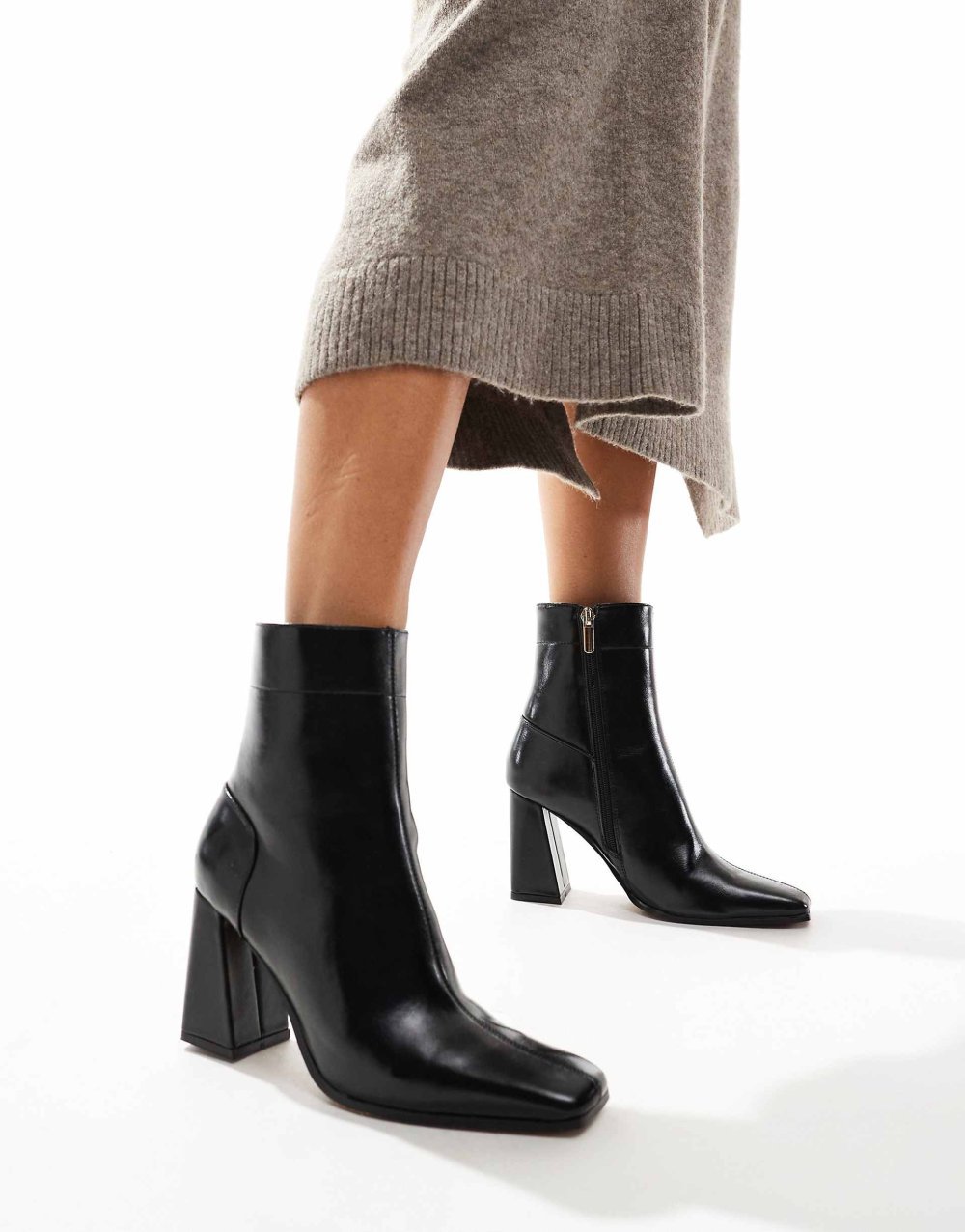 Bottines à talon évasé et bout carré noires