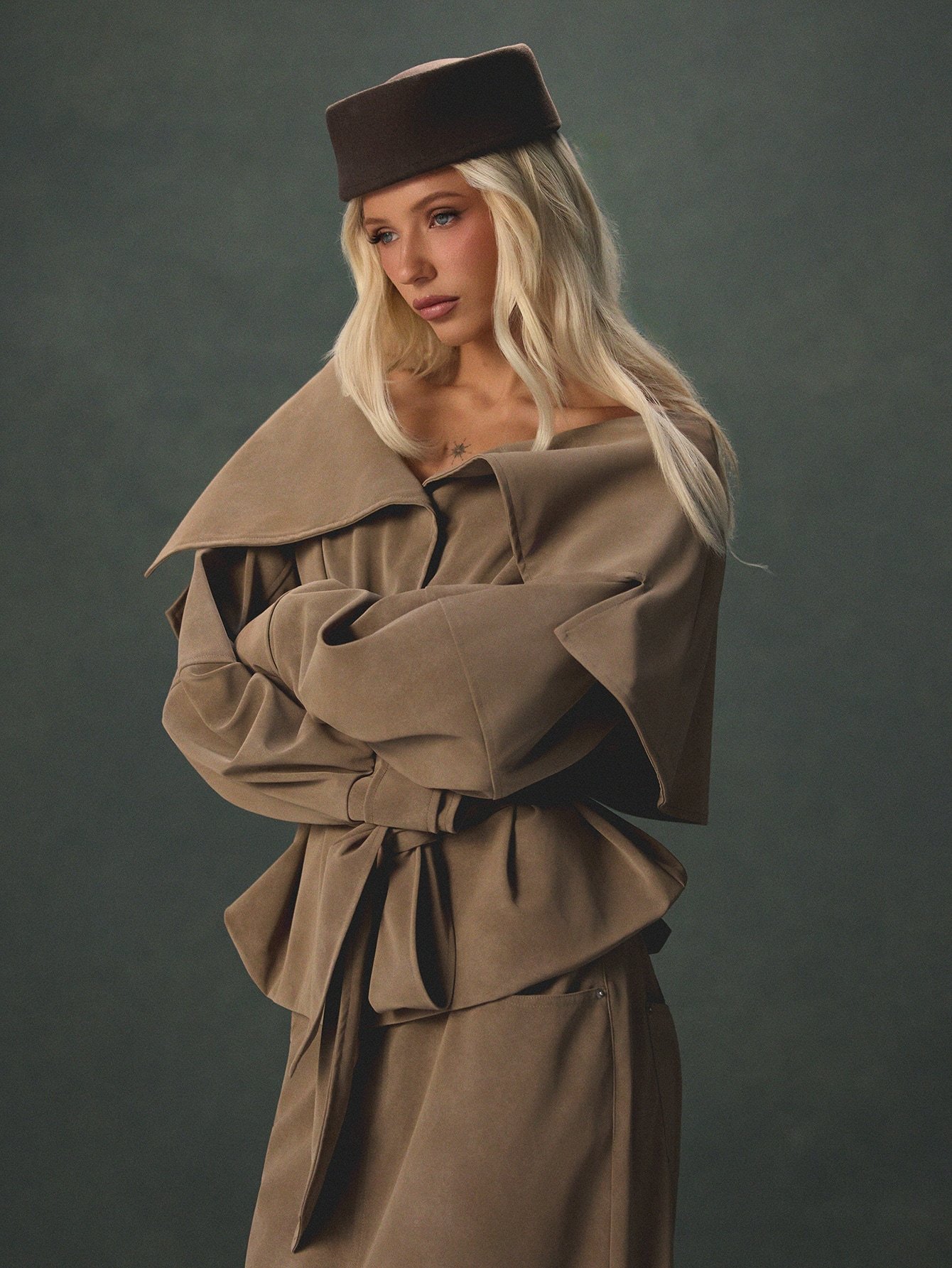 Manteau Trench Court Oversize En Faux Avec Détail De Cape Dénudée