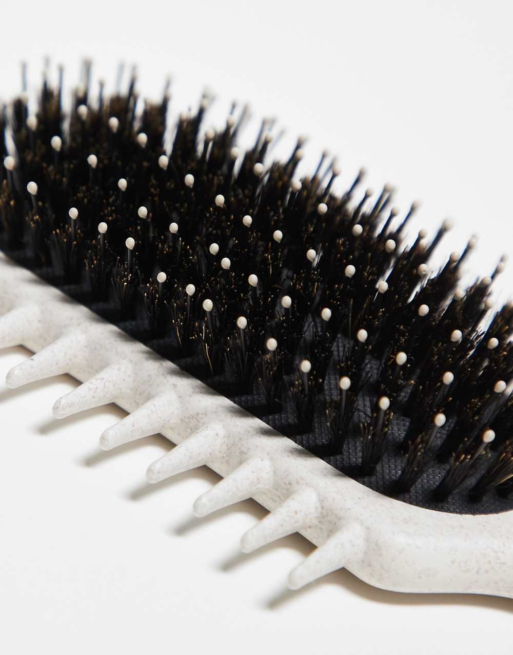 Flat brush for defining curls