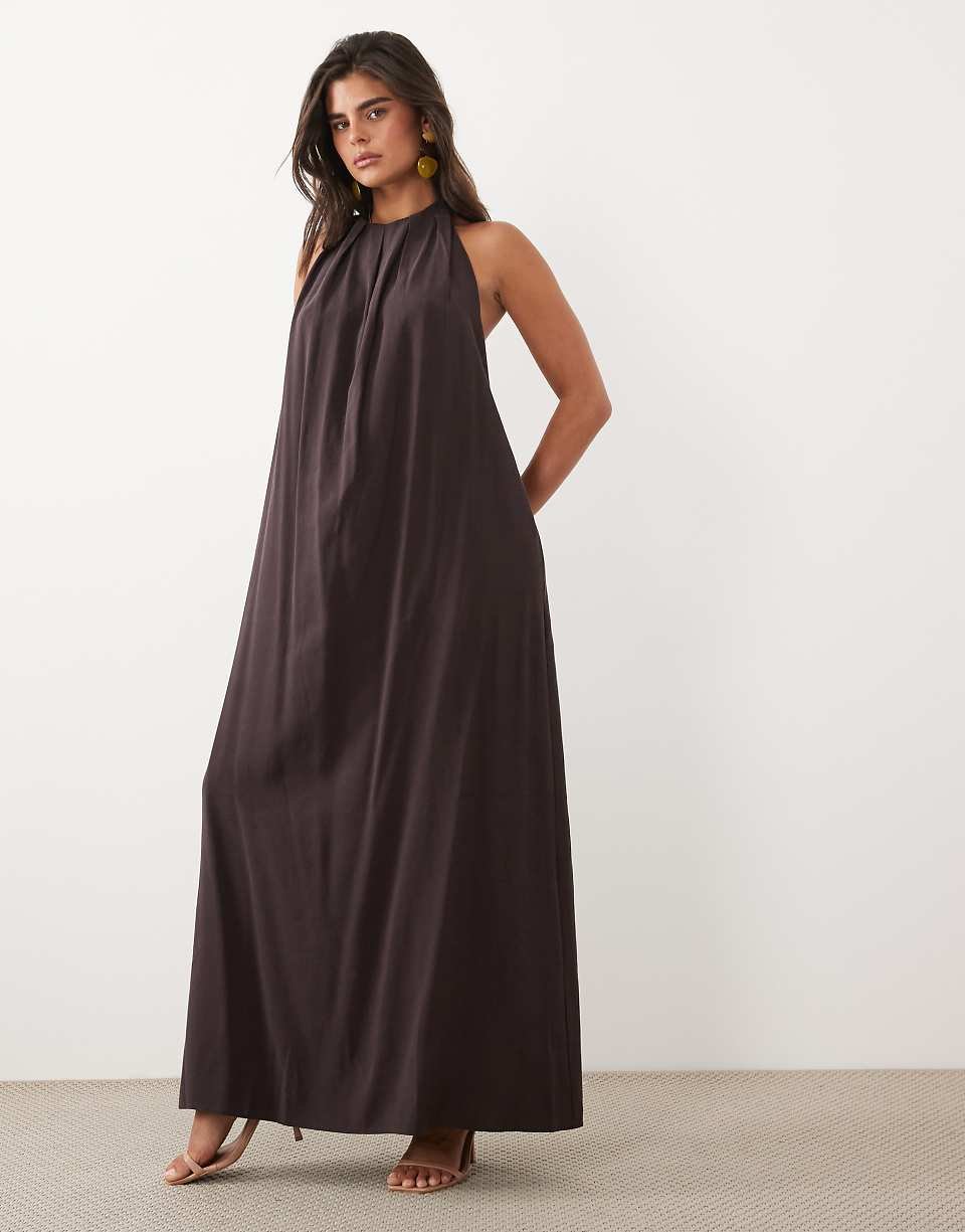 Robe longue chocolat à col froncé et dos nu