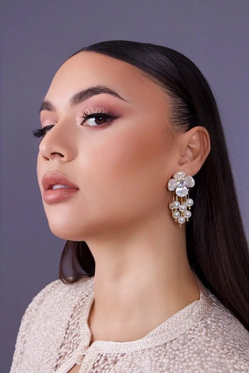 Boucles d'oreilles fleur nacrée et cascade de perles