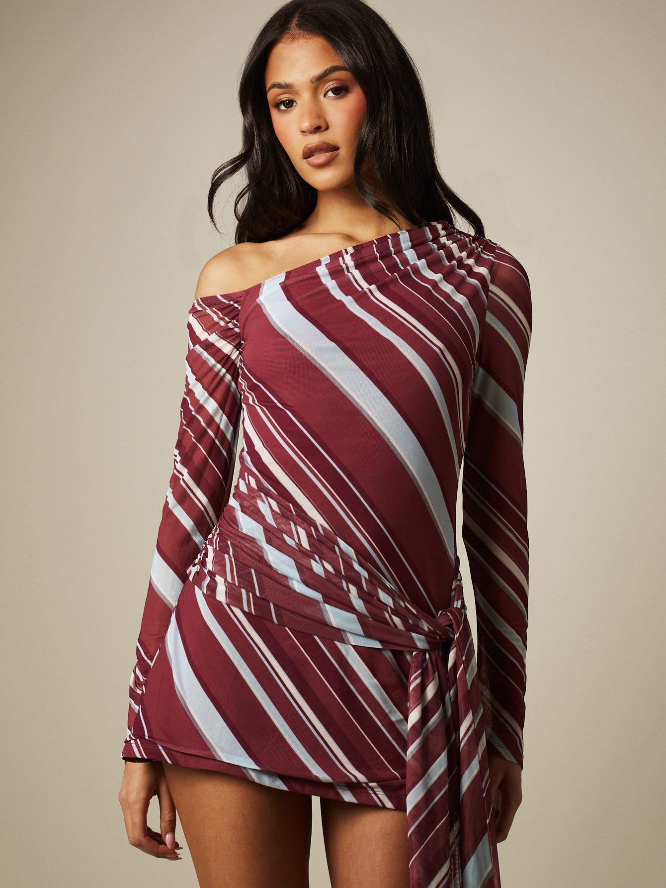 Robe courte rayée en maille à épaules dénudées